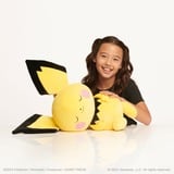 Jazwares Pokémon - schlafender Plüsch Pichu, Kuscheltier 